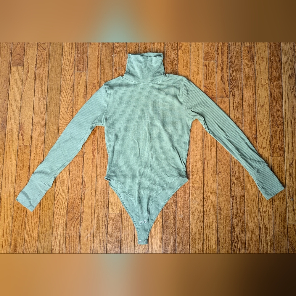 Women Forever 21 Ribbed Long-Sleeve Bodysuit w/ Thumbholes Sz L Green Turtleneck
